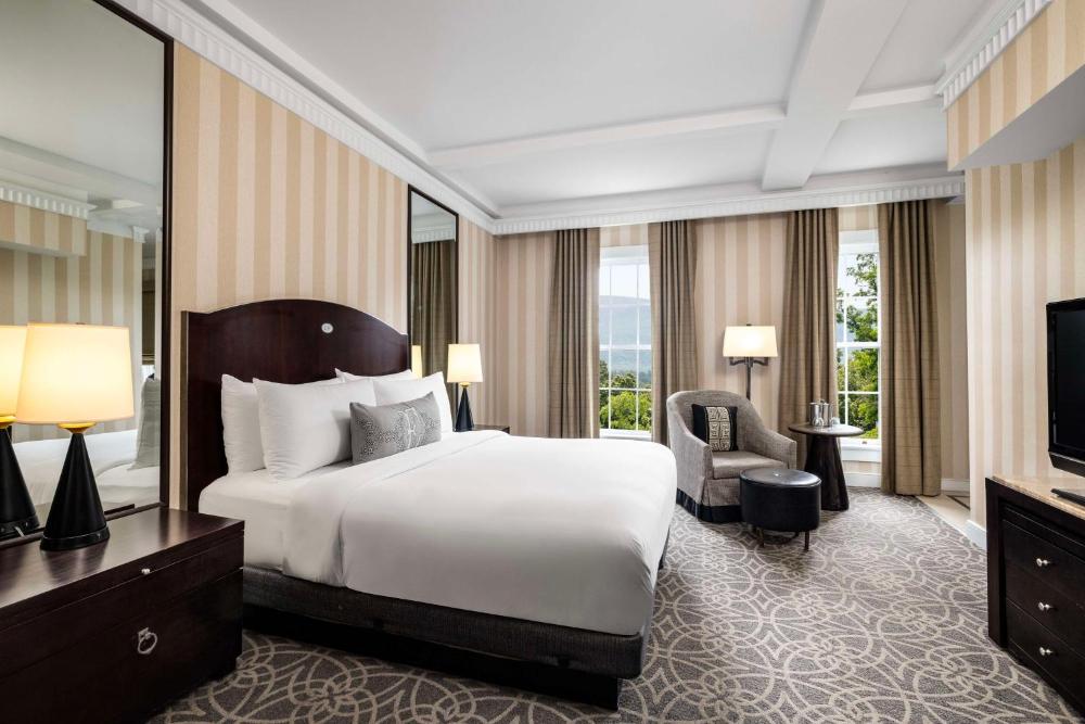 Mountain View Cupola Suite interior